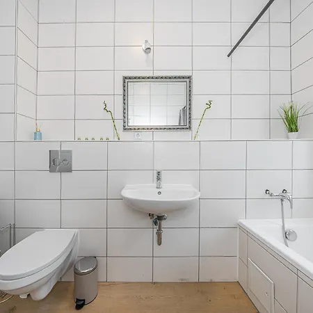 Apartament A1 Ruhiges 3-zimmer-studio Mit Balkon *